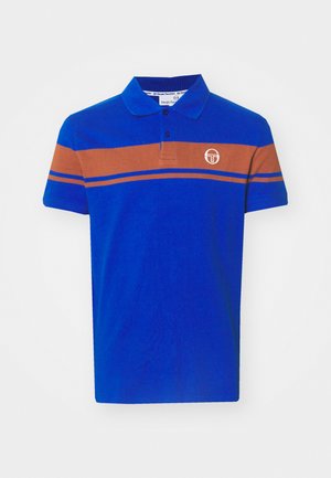 Pólo azul feito de algodão com uma faixa horizontal castanha. Apresenta um colarinho, dois botões e um logótipo circular no peito.