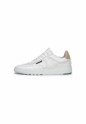 Trainers - white