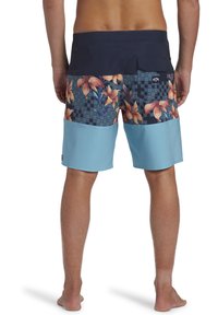 Shorts de bain bleus et navy avec des motifs floraux et des designs géométriques, dotés d'une poche arrière fendue et d'une finition texturée.