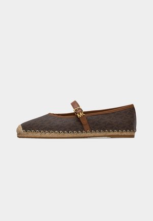 Brun monogram flat espadrille med flettet jutesåle og justerbar lærreim festet med gullspenne.