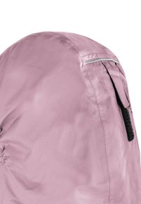 Helle rosa Tasche aus glattem, leichtem Stoff. Verfügt über eine strukturierte Oberfläche, einen subtilen Glanz und einen schwarzen Riemen mit Reißverschlussakzent.
