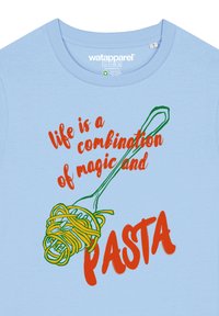 Lichtblauwe t-shirt met een afbeelding van pasta op een vork, met de tekst "het leven is een combinatie van magie en PASTA" in levendig oranje en groene letters.