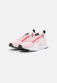 Scarpe sportive rosa chiaro con tomaia in mesh, dettagli bianchi, suola nera e contrasti rossi sui lacci e sul pannello laterale.