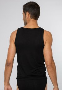 Schwarzes Tanktop aus strukturiertem Stoff, mit breiten Trägern und rundem Halsausschnitt, in taillierter Passform.