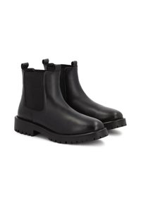 Botine Chelsea din piele neagră, cu panouri elastice pe laturi, vârfuri rotunjite și tălpi groase din cauciuc, dotate cu un sistem de prindere texturat.