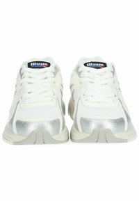 Sneaker atletici bianchi con tomaia in rete, dettagli argento, suole spesse e lacci bianchi. Logo nero sulla linguetta.