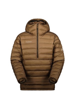 Bruin geïsoleerde jas met een capuchon, verticale rits, een puffy design en een logo op de linkerkant van de borst. Gelaagd stof met een gladde afwerking.
