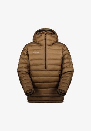 Brązowa izolowana kurtka z kapturem, pionowy zamek, puszysty design i logo na lewej piersi. Teksturowana tkanina o gładkim wykończeniu.