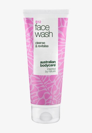 B12 ansigtsvasktube med rosa bladmønstre, mærket "rens & revitaliser" fra Australian Bodycare, gennemsigtig flip-top-kapsel synlig.