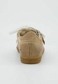 Beige Wildleder-Sneaker mit runder Zehenpartie, weißen Schnürsenkeln, seitlichem Reißverschluss und strukturiertem Gummisohle. Mit „paul green“-Logo an der Ferse.