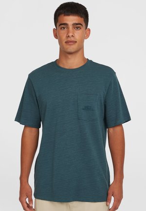 Teal kortærmet T-shirt i et struktureret stof, med en frontlomme med subtilt logo, rund halsudskæring og afslappet pasform.