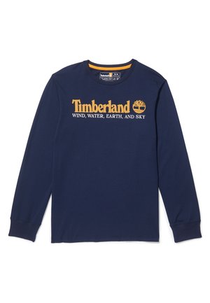 Granatowa koszula z długim rękawem z logo "Timberland" i symbolem drzewa w kolorze żółtym oraz napisem "WIND, WATER, EARTH, AND SKY" w białym kolorze na piersi.
