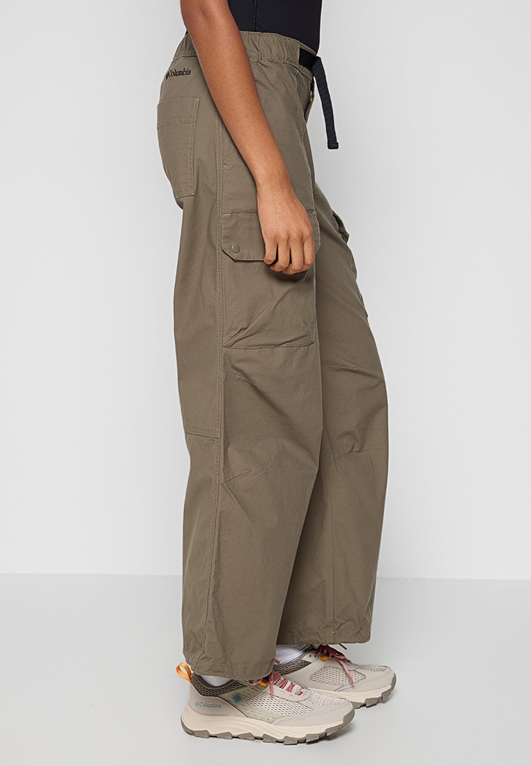 Spodnie cargo w oliwkowym kolorze, wykonane z lekkiego materiału; posiada boczne kieszenie, elastyczny pas i luźny krój.