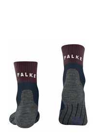 Ciemnoniebieskie i szare skarpetki wyeksponowane z tyłu, z bordowym mankietem z napisem "FALKE" na biało. Widoczna teksturowana wkładka.