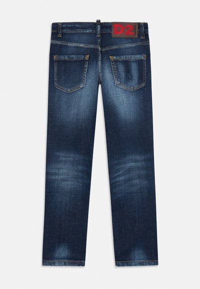 Mörkblå denimjeans med en slät textur, utrustade med en röd "D2"-tagg, fem fickor och en rak bendesign.