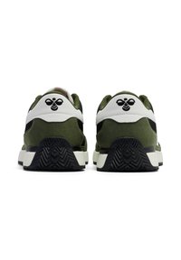 Zielono-czarne sneakersy z białym obcasem, z teksturowaną cholewką z zamszu, geometrycznymi wzorami na podeszwie oraz logo z tyłu.