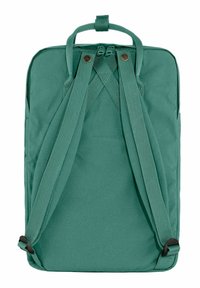 Mochila de tela turquesa con correas de hombro acolchadas, un asa superior y cierre de cremallera. Diseño plano con hardware minimal y sin patrones visibles.