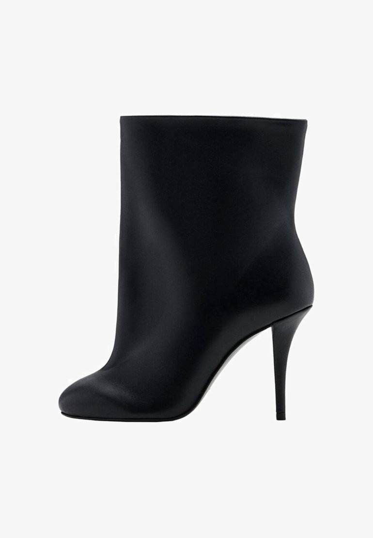 Črni gležnjar iz gladkega sintetičnega materiala z oprijetim dizajnom, okroglim sprednjim delom ter visokim špičastim peto za dodatno višino.