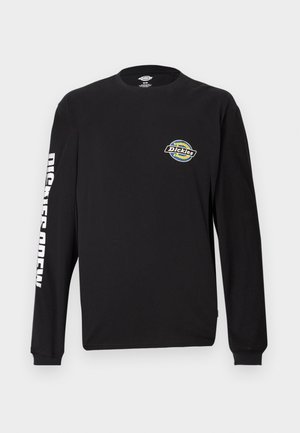 Μαύρο T-shirt με μακριά μανίκια από βαμβάκι. Φέρει κυκλικό λογότυπο στο στήθος και το κείμενο «Dickies Crew» τυπωμένο λευκό στη μανσέτα.
