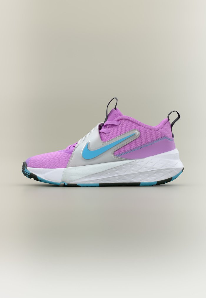 Nike TEAM HUSTLE D 12 UNISEX - Basketball shoes - fuchsia glow/baltic blue/metallic silver-coloured/flat silver-coloured/dark smoke grey Fuchsia Glow/Metallic Silver/Flat Silver/Baltic Blue