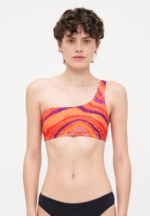 Bikini top s jedným ramenom v žiarivej oranžovej farbe s fialovými vlnovými vzormi, vyrobený z textúrovaného materiálu. Skombinovaný s čiernymi bikini nohavičkami.