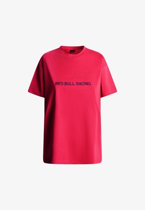 Sarkans kokvilnas T-krekls, īsas piedurknes, apaļa kakla izgriezums, ar uzrakstu "RED BULL RACING" tumši zila krāsā uz priekšpuses. Gluda tekstūra.