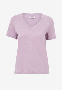 Fialové tričko s výstřihem do V vyrobené z měkké, lehké tkaniny. Krátké rukávy a uvolněný střih. Dokončeno čistými, šitými lemy.