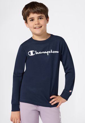 T-shirt a maniche lunghe blu navy con logo "Champion" bianco, colletto rotondo, tessuto morbido, featuring un accento di logo rosso e bianco sulla manica. Vestibilità casual.