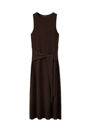 Vestido midi marrón oscuro sin mangas con escote redondo y cinturón de tela unido y anudado en la cintura, mostrado sobre fondo blanco.