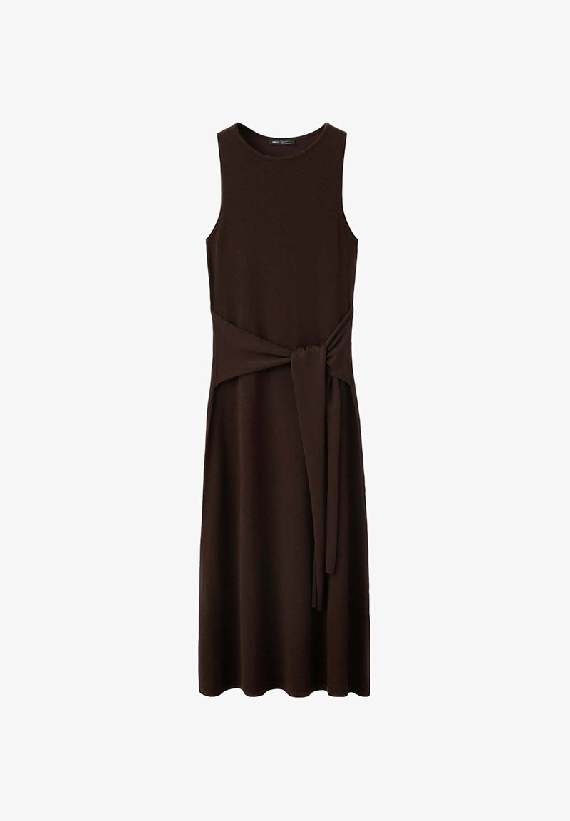 Robe midi marron foncé sans manches avec encolure ronde et ceinture en tissu attachée à la taille, présentée sur fond blanc.