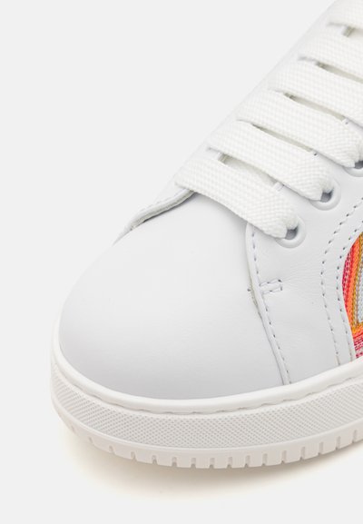 Baskets en cuir blanc avec un embout texturé, lacets blancs plats et un panneau latéral coloré avec un motif rayé. Semelle en caoutchouc avec des détails de grip.