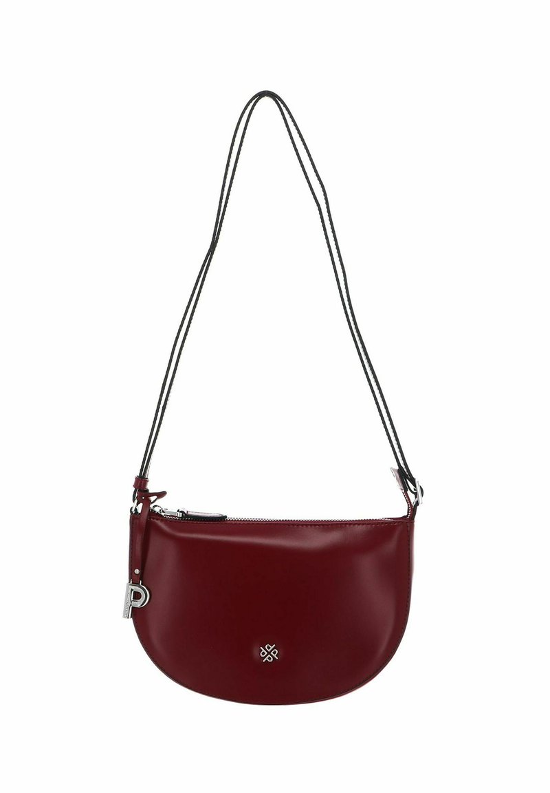 Burgunderfarbene Leder-Schultertasche mit geschwungener Form, Reißverschluss, silberner Hardware und einem kontrastierenden schwarzen Schulterriemen. Mit Logo-Detail auf der Vorderseite.