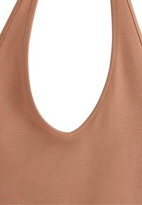 Bodysuit van zacht beige stretchmateriaal, met een grote ronde hals en nauwkeurig gestikte randen.