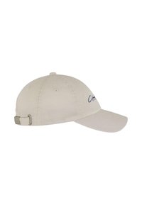 Beige baseball sapka, pamutból készült, ívelt karimával, az elején hímzett logóval, hátul állítható pánttal és szellőző lyukakkal.