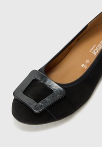 Chaussure plate noire avec boucle carrée en cuir verni sur un bout arrondi, intérieur couleur cuir, taille 4½ marquée à l'intérieur.