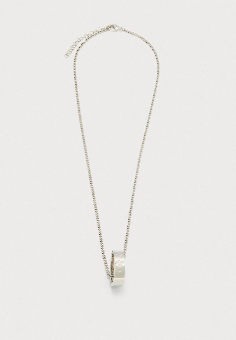 Ασημένιο κολιέ με αλυσίδα και κυκλικό μενταγιόν �χαραγμένο με αριθμούς, κούμπωμα και προεκτεινόμενη αλυσίδα με ρυθμιζόμενο μήκος.