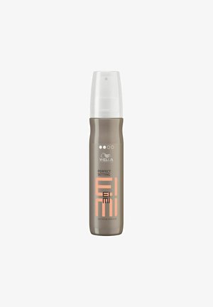 Wella Professionals EIMI Perfect Setting lichte fixatielotion in een beige fles met een doorschijnende spraydop.