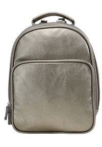 Metaliczny srebrny plecak wykonany z teksturowanego materiału syntetycznego, z zaokrąglonym wierzchem, przednią kieszenią na suwak oraz krótkim uchwytem do noszenia.