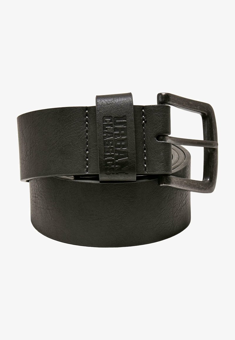 Must must nahkaina vöö, millel on metallklamber, millele on trükitud "Urban Classics." Sile tekstuur koos õrnade õmblusdetailidega. Ümmargune otsakuju.