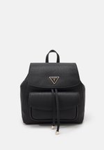 GUESS Damen Cresidia Small Flap Rucksack Schwarz - Stylischer Mini-Rucksack