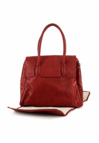 Sac à main rouge avec une texture en cuir de serpent brillant, forme structurée, deux poignées supérieures et un fermoir magnétique. Intérieur doublé visible.