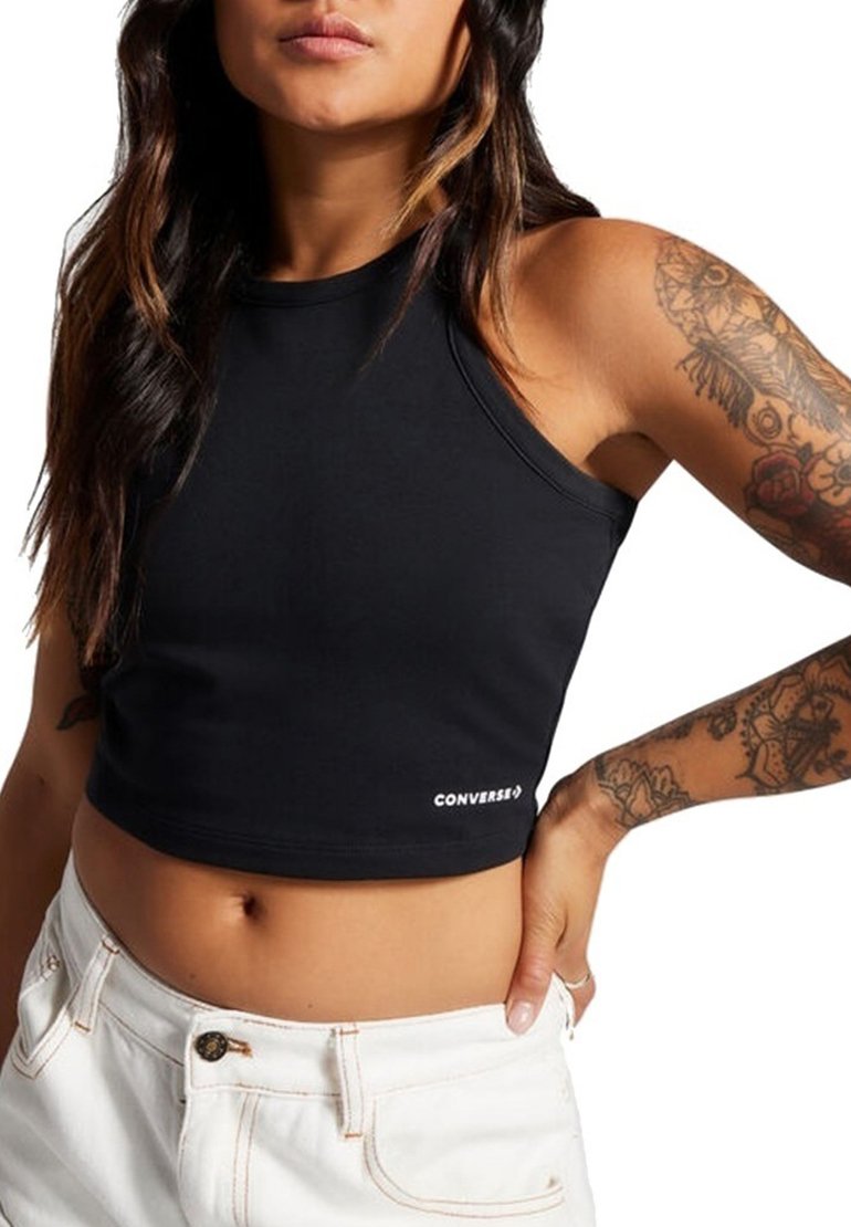 Top corto negro ajustado hecho de tela elástica, con un escote redondo y el logo blanco de "CONVERSE" en la esquina inferior izquierda.