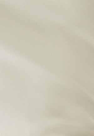 Struktureret stof i cremefarve med en glat overflade, en subtil glans og et vævet mønster, der egner sig til forskellige tekstilapplikationer.