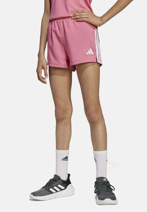 Bermudas deportivas rosas con cintura elástica, que presentan acentos de tres rayas blancas en los lados y un logo de Adidas en la parte frontal.