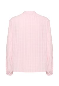 Chemise rose clair à manches longues en tissu texturé avec des rayures verticales subtiles. Elle présente un col arrondi et des poignets élastiqués.