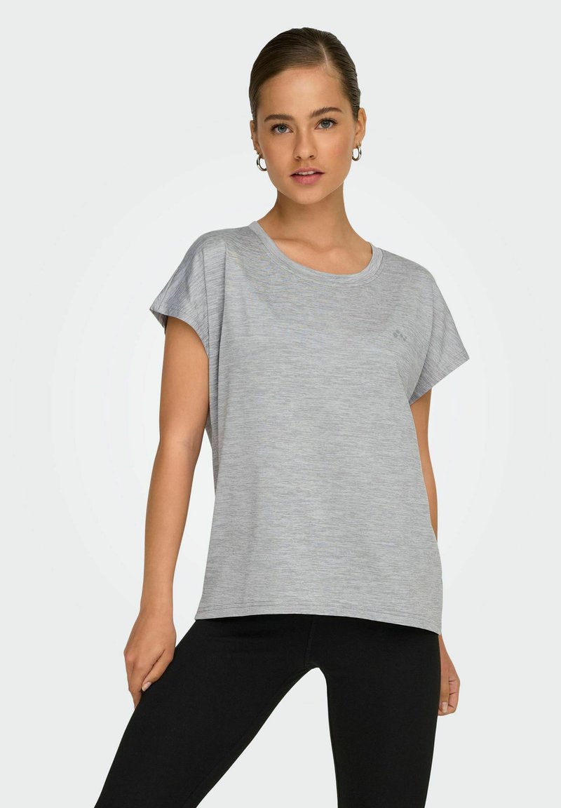 T-shirt grigio a maniche corte con scollo rotondo e vestibilità comoda, realizzato in un tessuto testurizzato. Indossato con leggings neri.