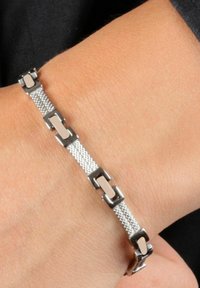 Bracciale in mesh argentato con catene rettangolari e accenti in crema opaca, che mette in risalto un design elegante e una texture liscia.