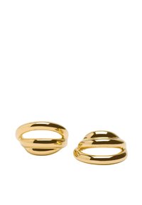 Złote pierścionki o gładkim, polerowanym wykończeniu z skręconym wzorem i otwartymi akcentami w centrum. Prosty, nowoczesny okrągły kształt.