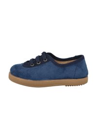 Zapato de gamuza azul marino con punta redonda, dos ojales y suela de goma marrón texturizada. Diseño minimalista con superficie suave.