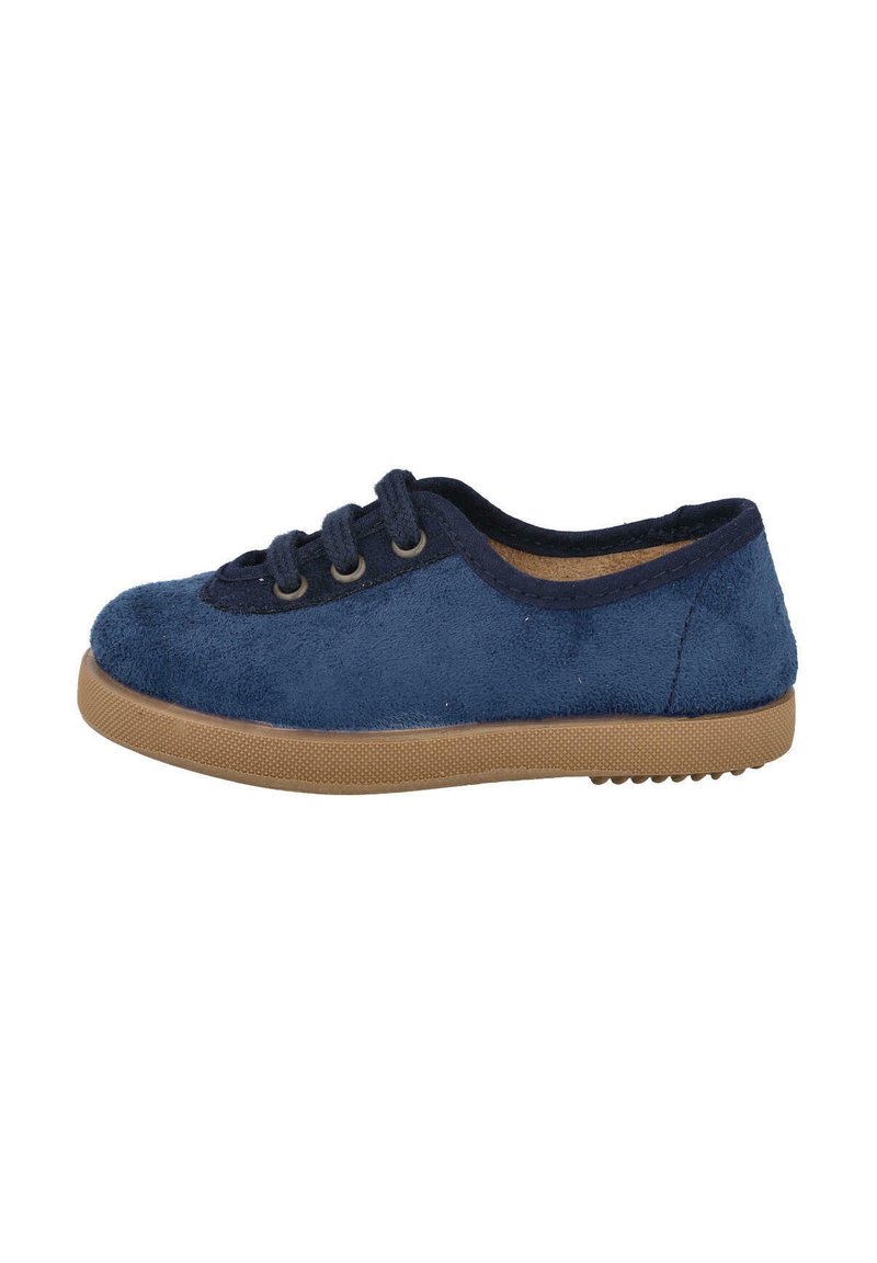 Zapato de gamuza azul marino con punta redonda, dos ojales y suela de goma marrón texturizada. Diseño minimalista con superficie suave.